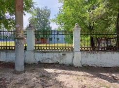 Чиновники приговорили школьный забор, который стал рушить экскаватор в Воронеже