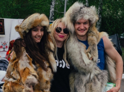 Опубликованы снимки воронежцев, шьющих одежду из шкур