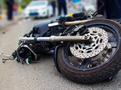 В Воронежской области на трассе мотоцикл врезался в «семерку»