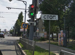 Взаимоисключающий светофор привел воронежских водителей в ступор