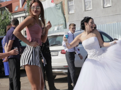 Невеста и горячая морячка станцевали за будущего инвестора Петровской набережной 