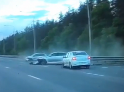 Петляющий ВАЗ протаранил несколько машин на Московском проспекте в Воронеже