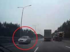 Воронежцы сняли на видео, как иномарка несется по встречке на поток автомобилей на трассе М4 «Дон» 