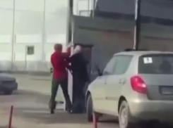 Эпичный поединок за шланг сняли на воронежской мойке