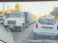 «Что за издевательство»: воронежцы сообщают о пробке из-за светофора  