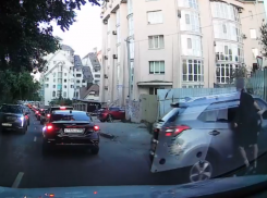 Электросамокатчик впечатался в машину у воронежского моста 
