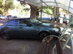 В Воронеже автомобиль «Лада Приора» врезался в автобусную остановку (ФОТО)