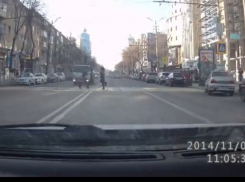 В Воронеже эвакуаторщик чуть не сбил человека на пешеходном переходе