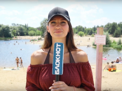 Вика на пляже в Боровом: большая территория, водоросли и раздевалка, сквозь которую все видно