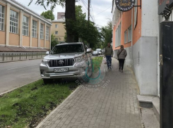 Элитный внедорожник унизил старания управы, создавшей газон в центре Воронежа