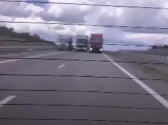 Дальнобойщики эффектно проучили обочечников в пробке на трассе М-4 «Дон»
