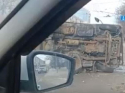 Грузовик перевернулся и перегородил дорогу в центре Воронежа