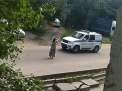 Даже полиция проехала мимо: странное поведение женщины посреди дороги сняли на видео в Воронеже