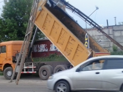 Грузовик снес рекламный щит в Воронеже 