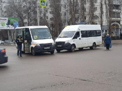Чем заканчиваются маршруточные гонки, показали на фото в Воронеже