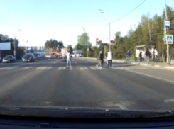 Странное поведение водителя сняли на окружной в Воронеже
