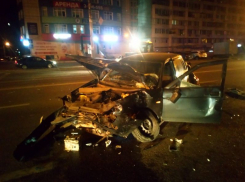 В груду металла превратился ВАЗ в Воронеже, когда не пропустил «скорую помощь»