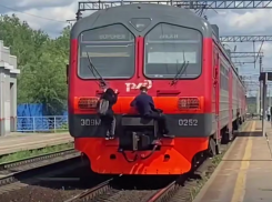 Малолетние зацеперы опасно оседлали электричку в Воронеже  