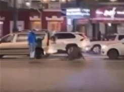 Повалил с ног: конфликт парня и пожилого мужчины на дороге в центре Воронежа попал на видео