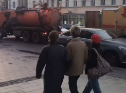 Машины для прочистки ливневок бросили на борьбу с затопленными улицами в Воронеже