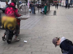 Сбил и обматерил: воронежцы сообщили о ДТП с курьером на проспекте