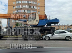 Сдал назад: автокран протаранил легковушку в Воронеже