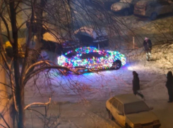 Светящийся «новыйгодмобиль» записали на видео на левом берегу Воронежа