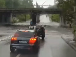 Плыть или не плыть: рискованный поступок водителя сняли в ливень в Воронеже