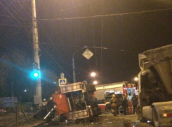 В Воронеже перевернулась пожарная машина, столкнувшись с фурой 