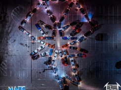 Загадочную фигуру из десятков машин создали ко Дню Победы в Воронеже