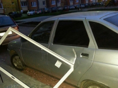 В Воронеже упавшее с дома окно разрезало «ВАЗ» как консервную банку