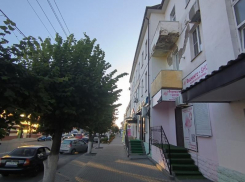 Опасная трехэтажка угрожает жильцам и пешеходам в Воронежской области 