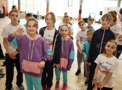 «Когда дети улыбаются – улыбаемся и мы»: как прошла благотворительная спартакиада для беженцев в Нововоронеже