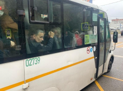 «Привет, ковид!»: в Воронеже показали маршрутку с нереальной социальной дистанцией