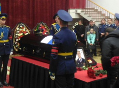 Воронежцев пустили к гробу с телом погибшего в Сирии летчика