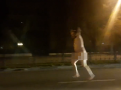 Голый мужик устроил страстный забег в центре Воронежа