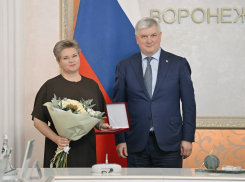Почетный знак из рук губернатора получила глава минприроды Воронежской области Наталья Ветер 