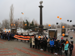 На День героев Отечества воронежские школьники выпустили в небо полсотни воздушных шаров