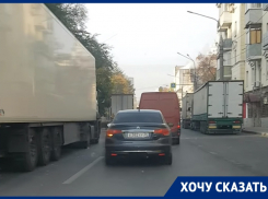 «Это какое-то издевательство», – водитель призвал ГИБДД разобраться с фурами в центре Воронежа