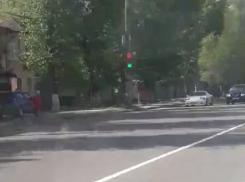«Нерешительный» светофор рассмешил жителей Воронежа