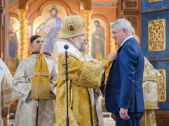 Губернатора Александра Гусева наградили медалью Святителя Митрофана 