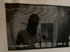 Ходит с молотком: воронежцы забили тревогу из-за странного человека в балаклаве, орудующего по ночам