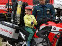 В Воронеже для детей провели выставку спецтехники МЧС