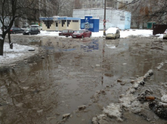 В Воронеже двор на Владимира Невского вновь затопило 
