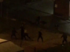 Массовую драку с дубинками и травматами сняли на видео в Воронеже