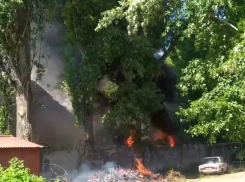 «Все бабахает»: крупный пожар попал на видео в Воронеже 