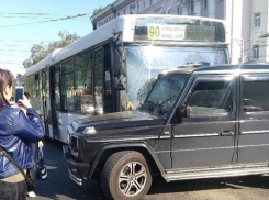 90-й автобус разворотил Gelandewagen в центре Воронежа