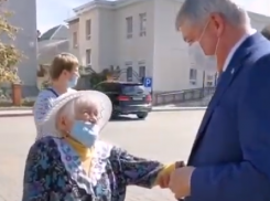 «Ты мой хороший»: пенсионерка умилительно отреагировала на губернатора Гусева
