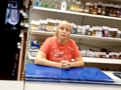 Разборку с продавцом алкомагазина из-за странного запрета сняли в Воронеже