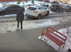 Дважды врезался, шатался и звонил: камеры наблюдения запечатлели необычное ДТП в Воронеже